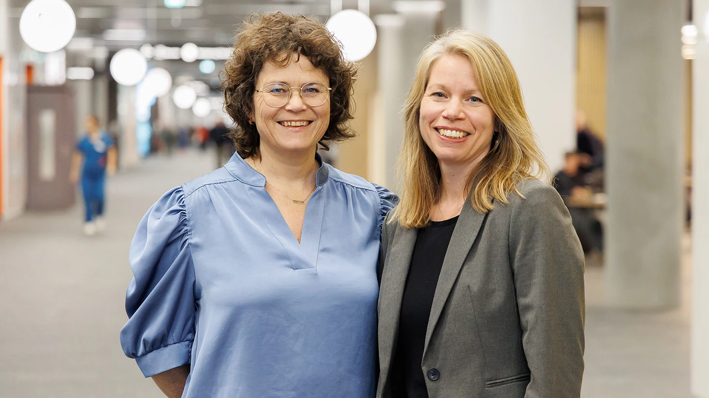De to nyudnævnte lektorer, Regine Grytnes til venstre og Liv Schougaard. Foto af Søren Braad. 
